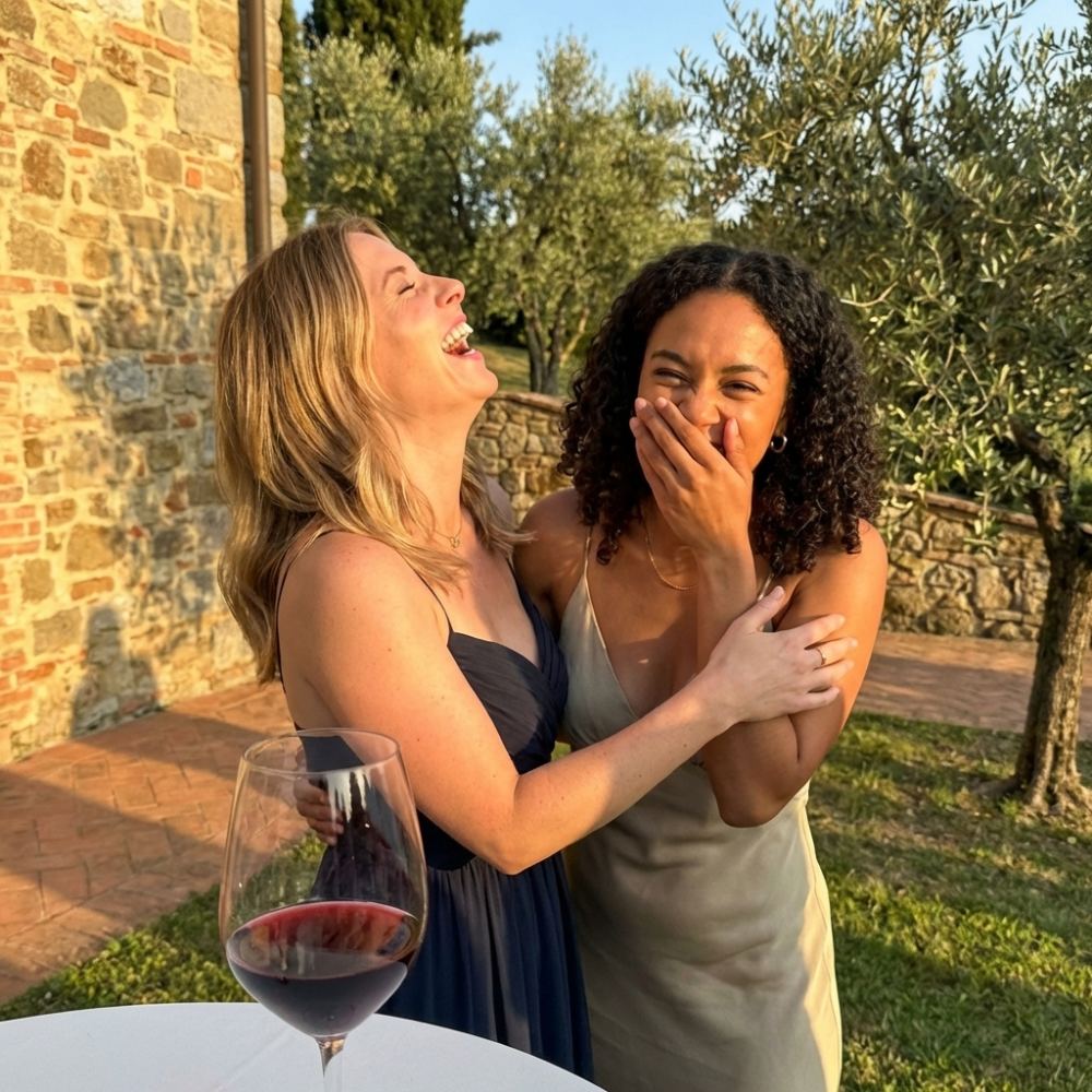 Invités qui trinquent pendant un cocktail de mariage en extérieur (photo d'illustration)