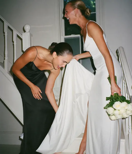 Braut und Freundin lachen auf der Treppe, mit Blitz fotografiert